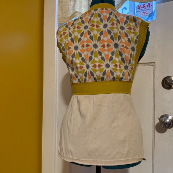 Adorable OS Local Designer Sweater with Tunic Coin Pockets - Picture 5 of 8